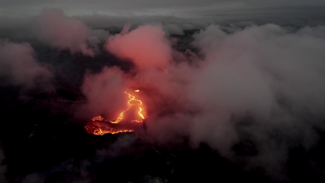 冰岛，Fagradalsfjall火山喷发时的鸟瞰图。视频素材