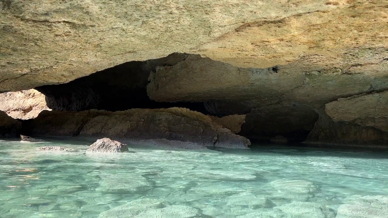 海洞石窟岩石清澈碧蓝。视频素材