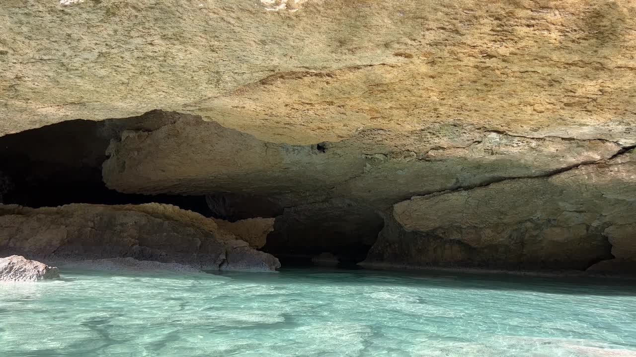 蓝色的大海和洞穴石窟岩石闪闪发光。视频素材