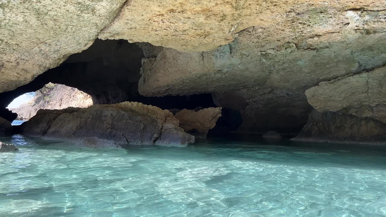 海洞石窟岩石清澈碧蓝。视频素材