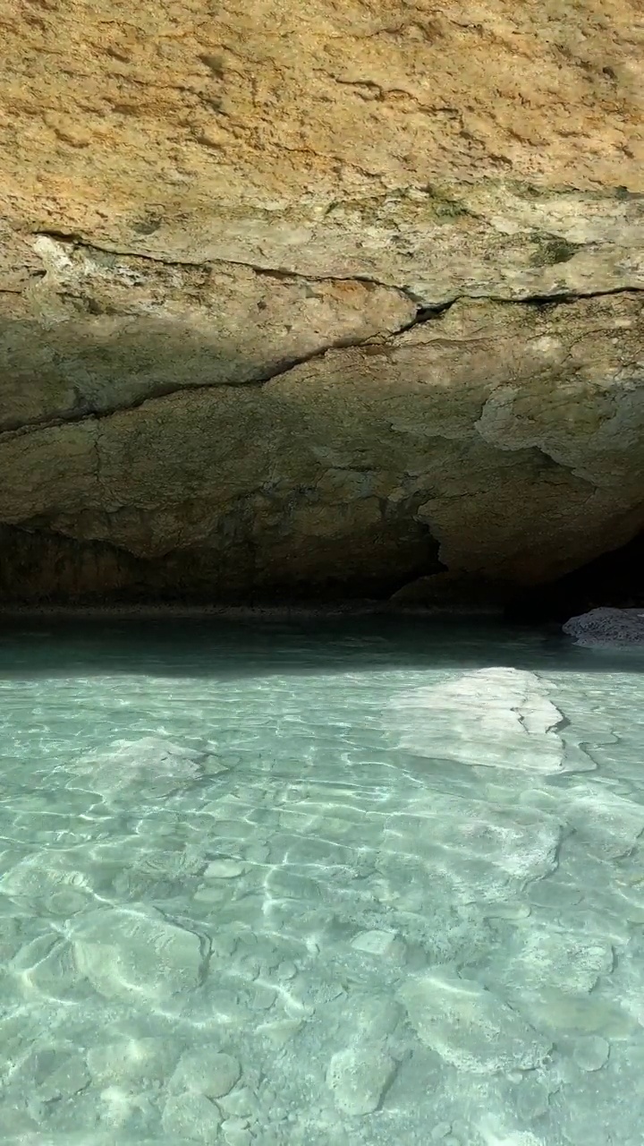 海湖洞石窟，岩石，清澈碧蓝的水，垂直视频。视频素材