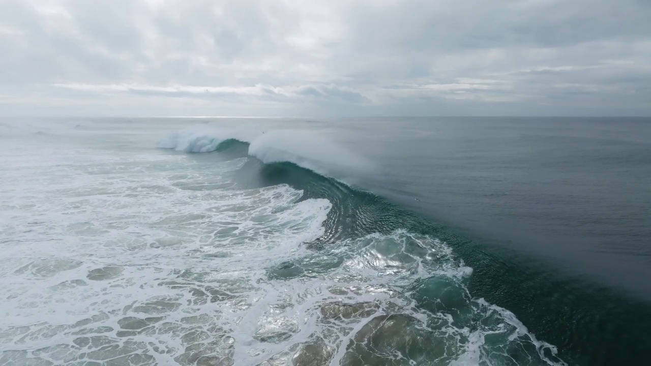 鸟瞰海浪和成群的海鸥，金丘海滩，卡斯凯伊斯，葡萄牙。视频素材