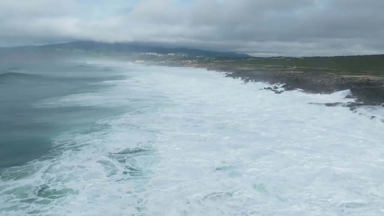 鸟瞰巨大的海浪和海风，金丘海滩，卡斯凯伊斯，葡萄牙。视频素材