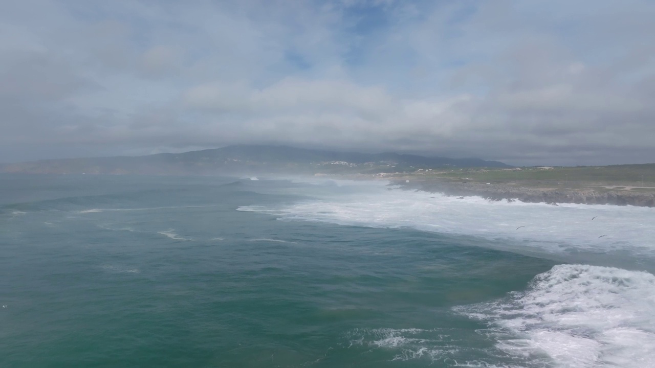 鸟瞰海浪和海鸥，金丘海滩，卡斯凯伊斯，葡萄牙。视频素材