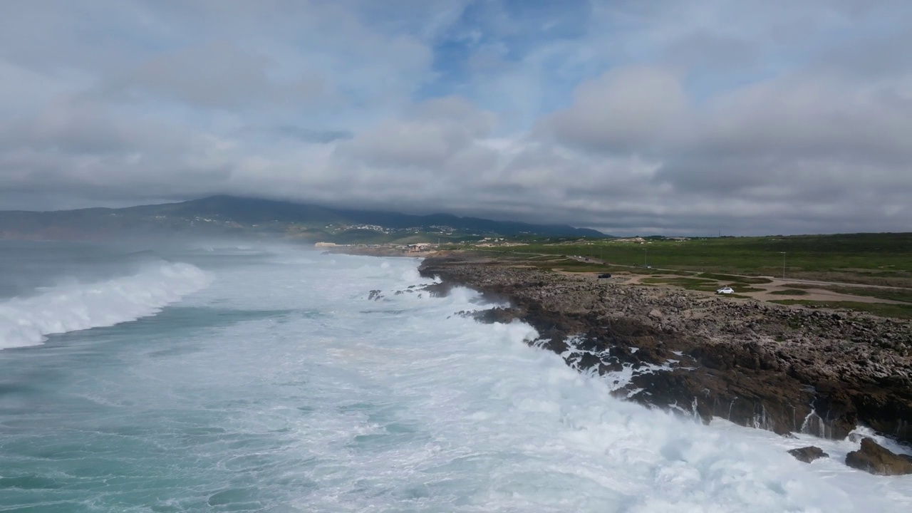 鸟瞰海浪和海鸥，金丘海滩，卡斯凯伊斯，葡萄牙。视频素材