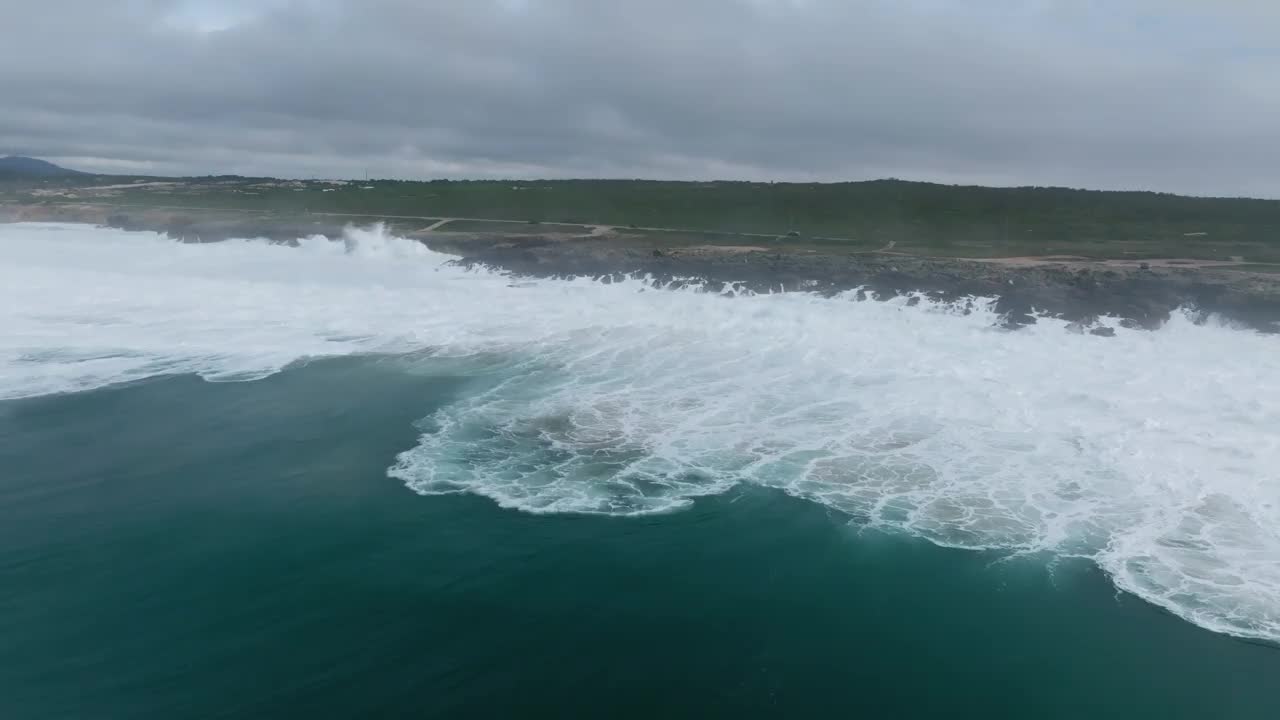 鸟瞰巨浪和海鸥，金丘海滩，卡斯凯伊斯，葡萄牙。视频素材