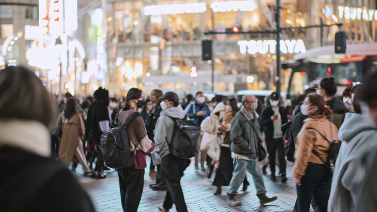 拥挤的日本人、亚洲人、游客在东京涩谷十字路口行走、汽车交通运输。日本旅游胜地，旅游地标，亚洲交通都市生活视频素材