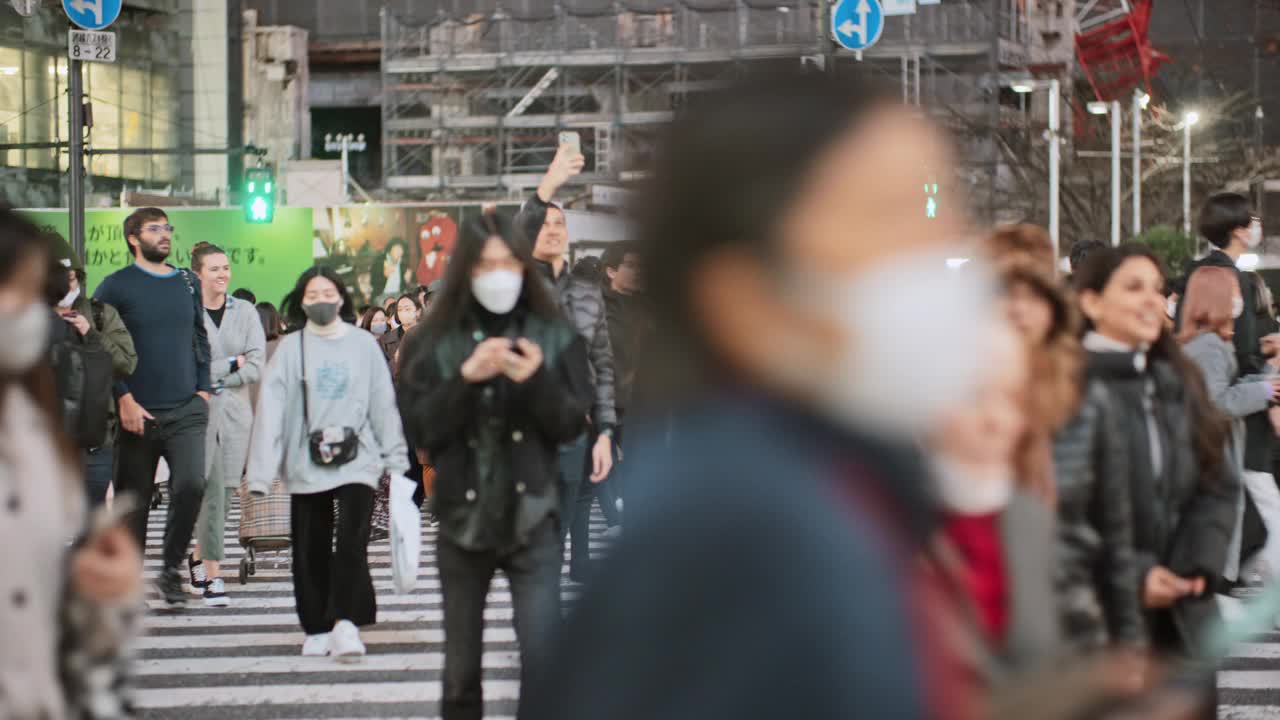 一群日本人、亚洲人、游客在东京涩谷的十字路口行走。日本旅游景点，旅游地标，亚洲交通城市生活理念视频素材