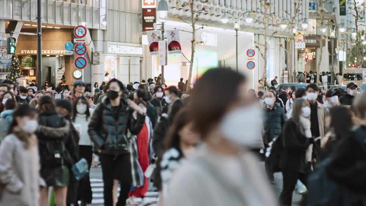 一群日本人、亚洲人、游客在东京涩谷的十字路口行走。日本旅游景点，旅游地标，亚洲交通城市生活理念视频素材