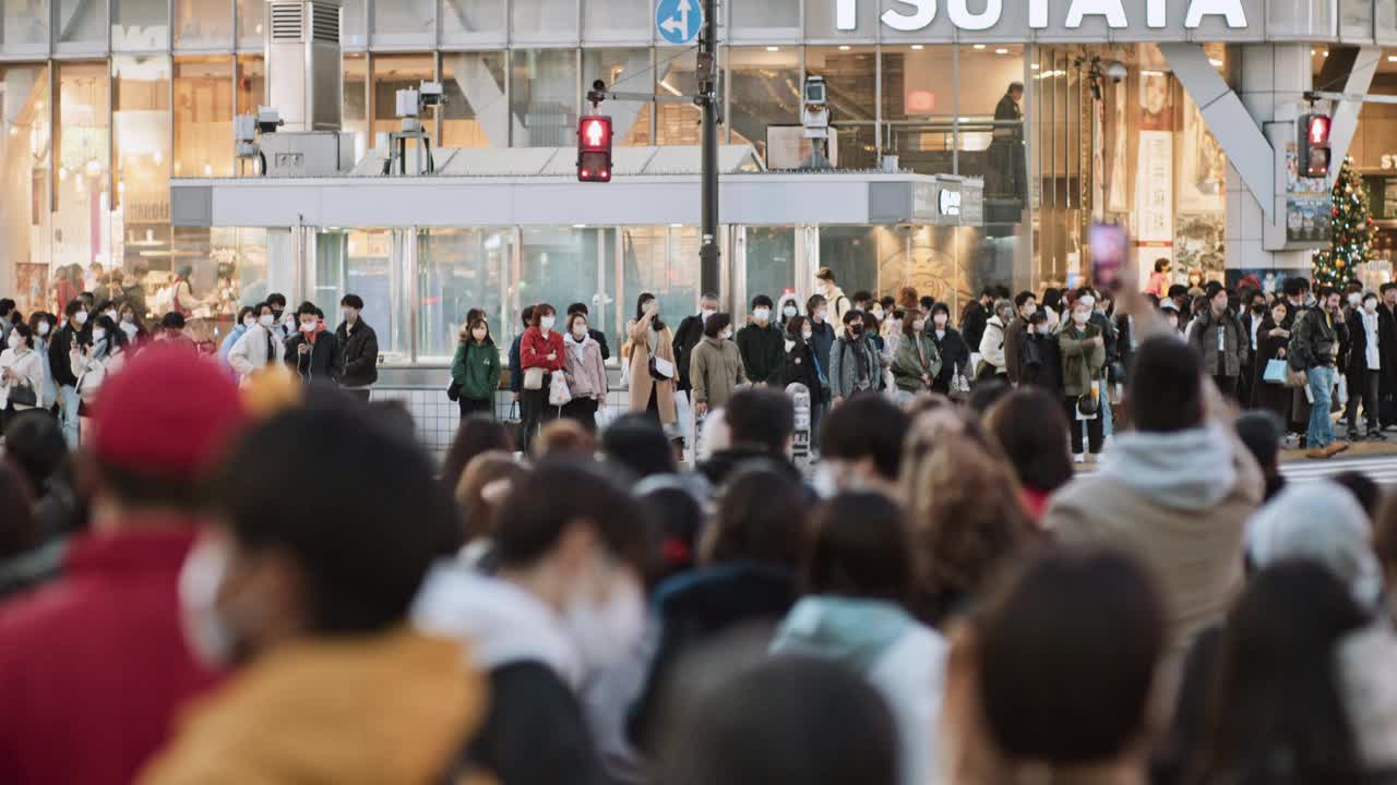 一群日本人、亚洲人、游客在东京涩谷的十字路口行走。日本旅游景点，旅游地标，亚洲交通城市生活理念视频素材