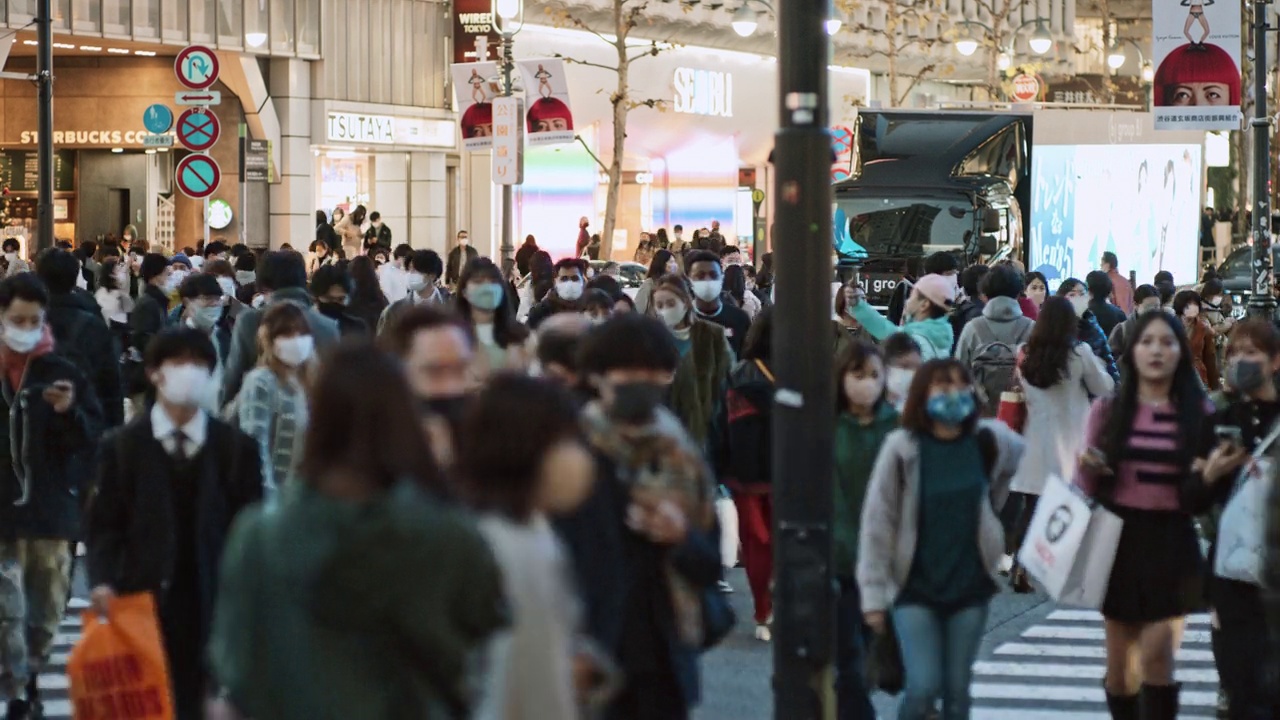 一群日本人、亚洲人、游客在东京涩谷的十字路口行走。日本旅游景点，旅游地标，亚洲交通城市生活理念视频素材