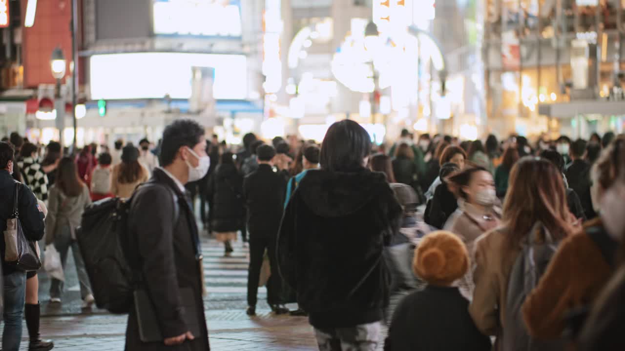 一群日本人、亚洲人、游客在东京涩谷穿过马路。日本旅游景点，旅游地标，亚洲交通城市生活理念视频素材