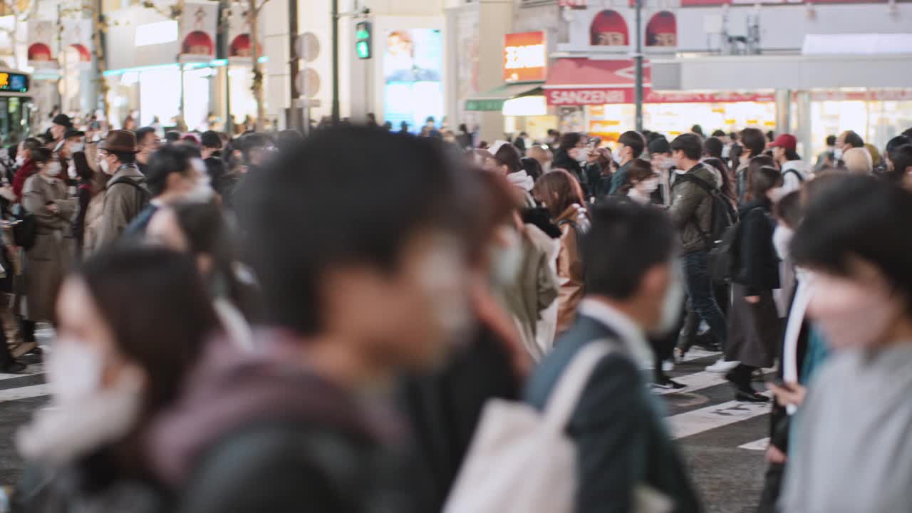 一群日本人、亚洲人、游客在东京涩谷穿过马路。日本旅游景点，旅游地标，亚洲交通城市生活理念视频素材