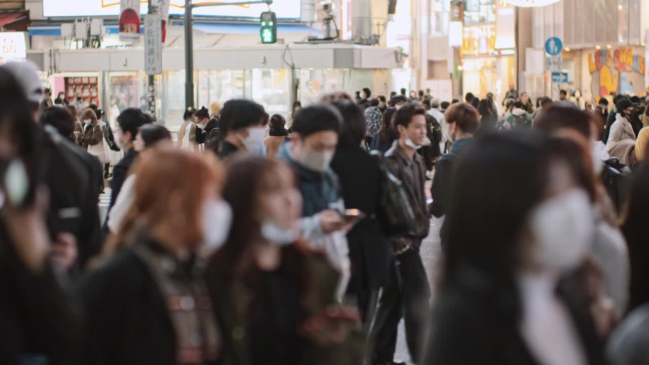 一群日本人、亚洲人、游客在东京涩谷穿过马路。日本旅游景点，旅游地标，亚洲交通城市生活理念视频素材