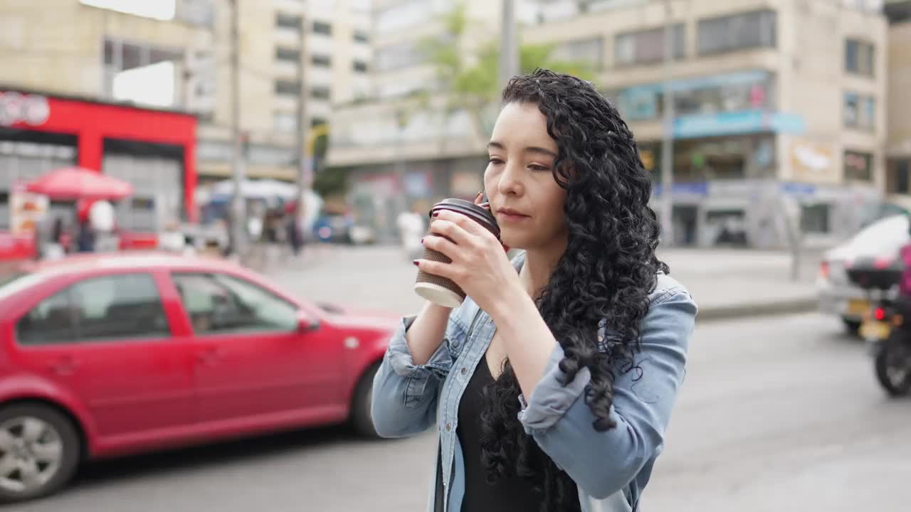 一个中年妇女在户外用手机通话的肖像视频素材