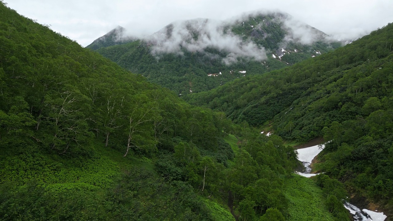 山全景与河流和低云视频素材