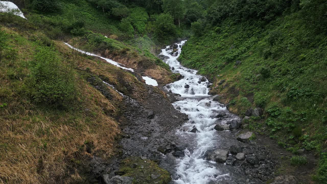 冰川融化形成的山间河流的流动视频素材