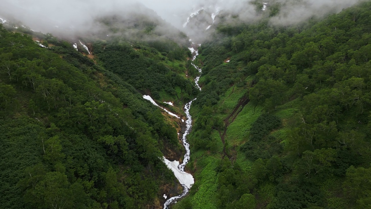 由冰川融化形成的山间河流视频素材