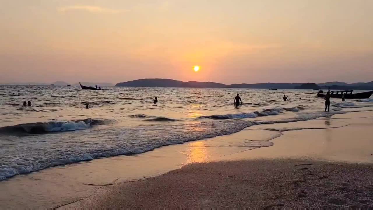 海滩日落和海浪在泰国的异国情调的海滩视频下载