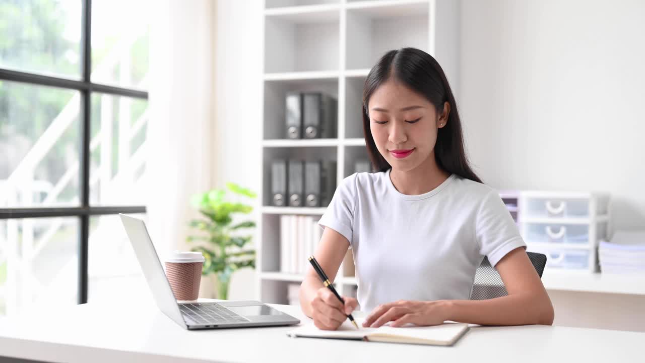 商务女性使用平板电脑和笔记本电脑在办公桌旁做数学、金融、税务、报告、会计、统计和分析研究概念视频素材