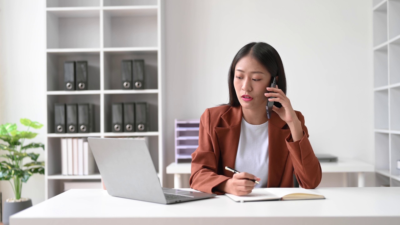 商务女性使用平板电脑和笔记本电脑在办公桌旁做数学、金融、税务、报告、会计、统计和分析研究概念视频素材