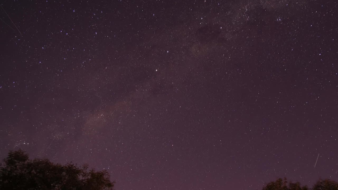 夜空中可见银河系的延时拍摄视频素材