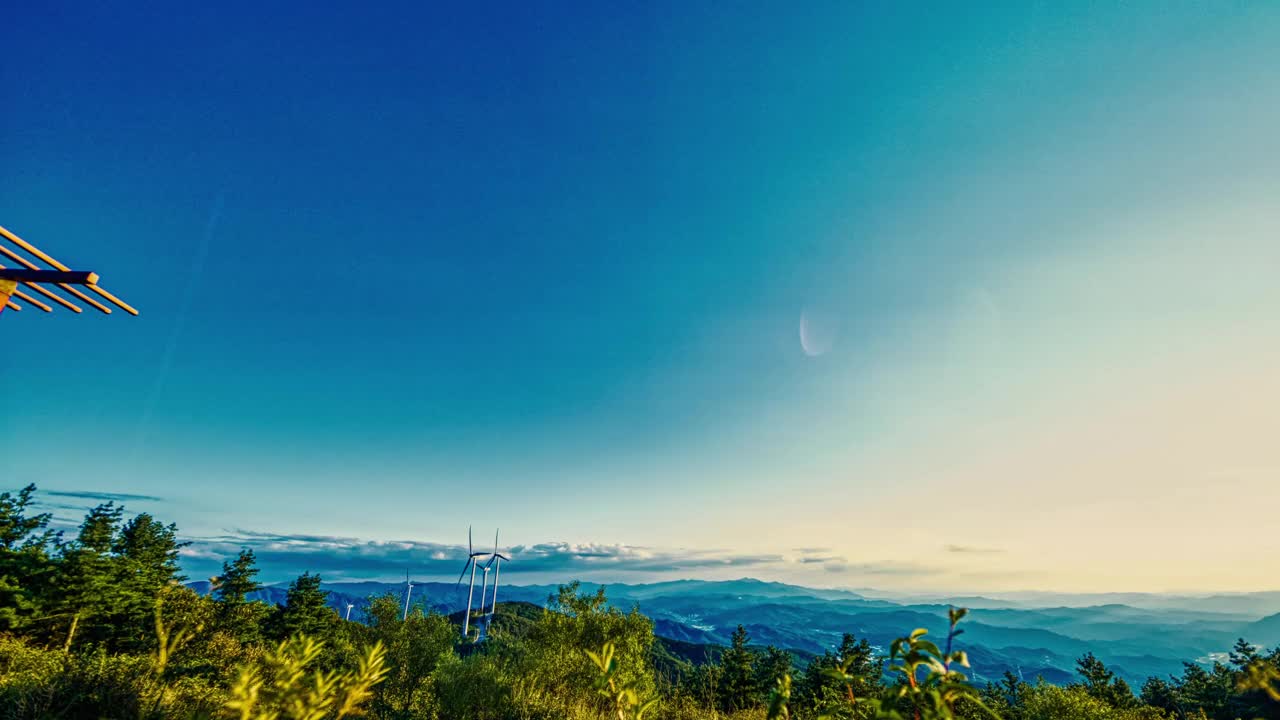 太极山的自然风光、风力发电机、昼夜、夜空和银河/韩国江原道视频素材