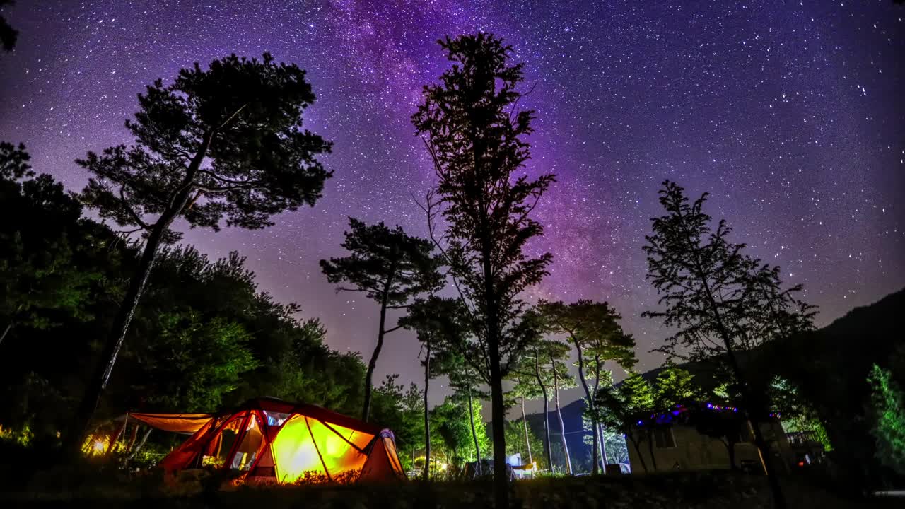 帐篷、风力发电厂、风力发电机涡轮机、夜空和星系/韩国庆尚北道英阳郡视频素材