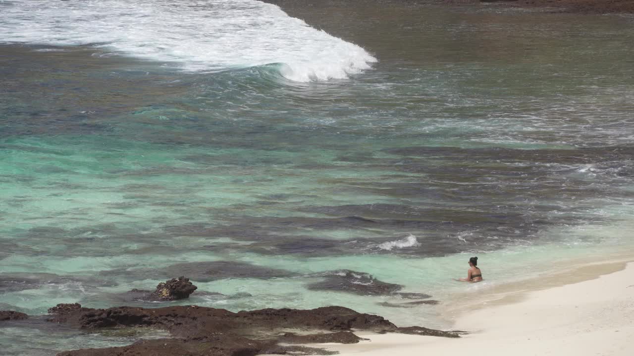 印度尼西亚巴厘岛-钻石海滩-清澈的蓝色海水与白色岩石悬崖-受欢迎的旅游目的地美丽的自然景观视频素材