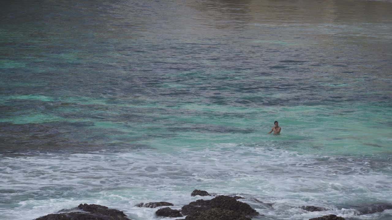 印度尼西亚巴厘岛-钻石海滩-清澈的蓝色海水与白色岩石悬崖-受欢迎的旅游目的地美丽的自然景观视频素材