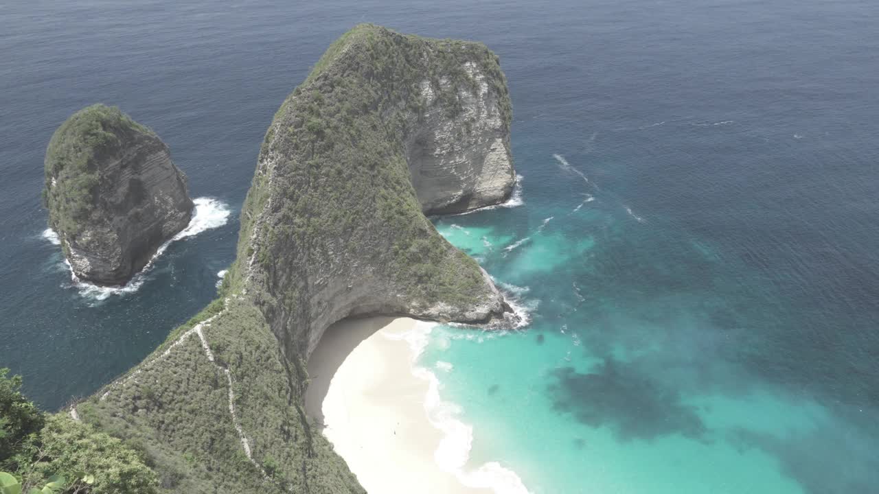 印度尼西亚巴厘岛努沙Penida -标志性的Kelingking霸王龙海滩-受欢迎的旅游目的地美丽的自然景观视频素材