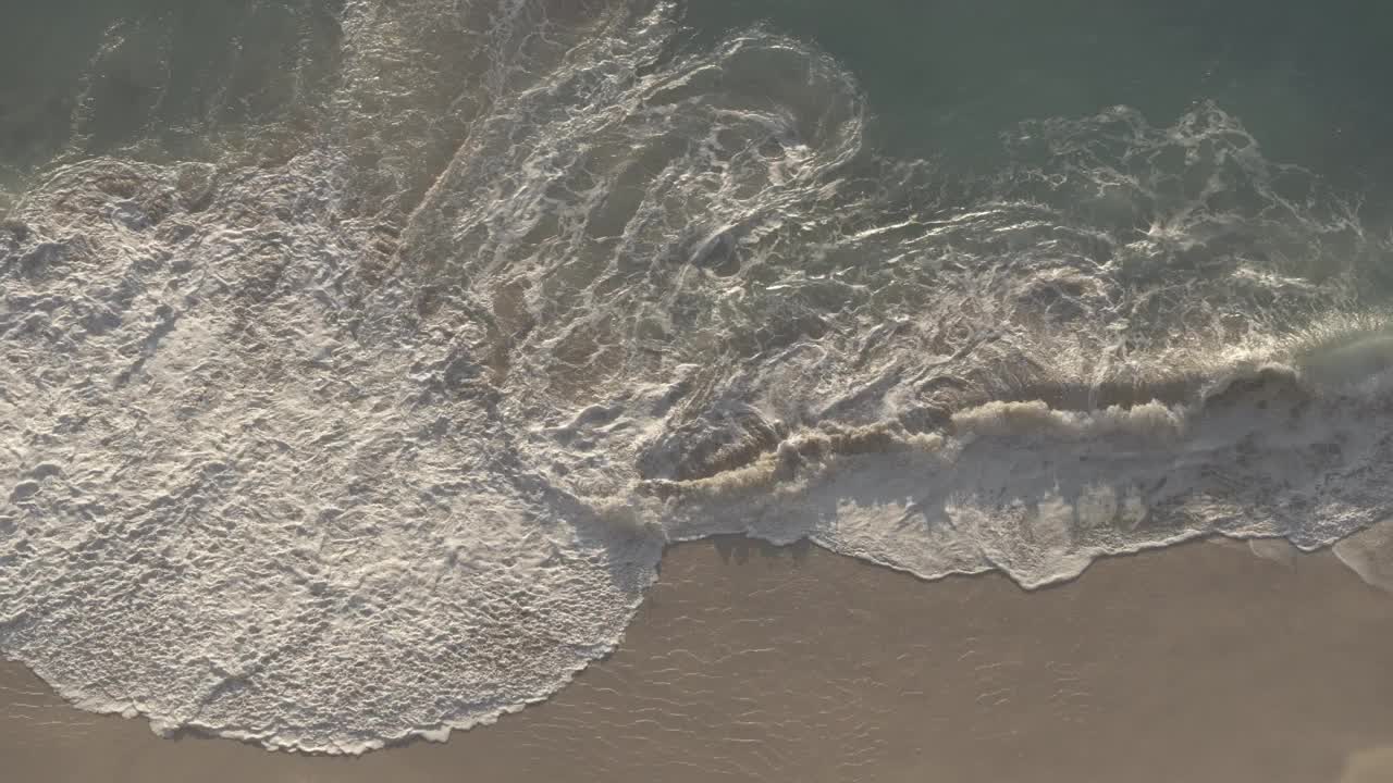 印度尼西亚巴厘岛努沙佩尼达-蓝色的海水，巨大的海浪，强烈的潮汐，危险而美丽的克林金海滩从上面看慢动作视频素材