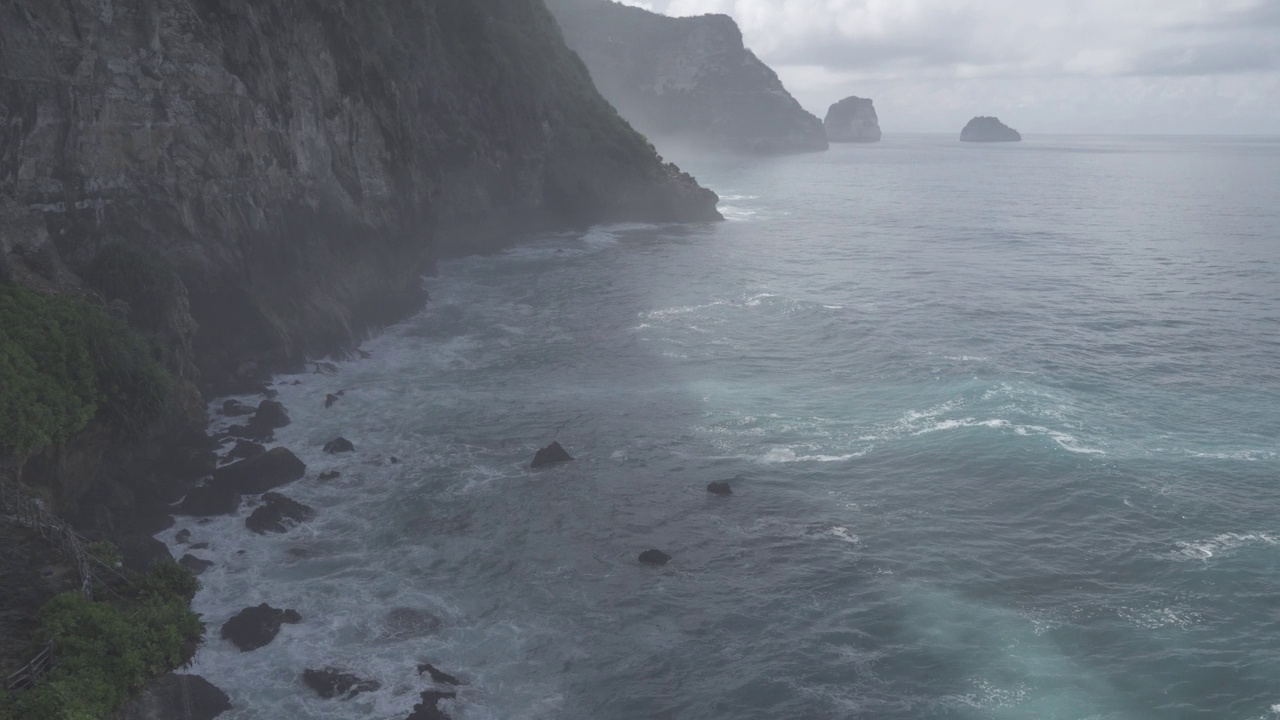 巴厘岛努沙Penida印度尼西亚-蓝色的水，山崖，巨大的海浪，强烈的潮汐击中岩石，危险而美丽的海洋视频素材