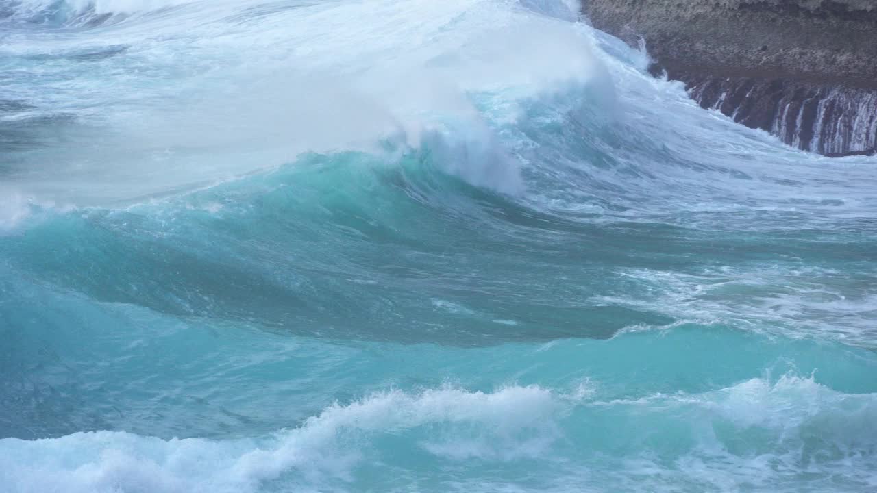 印度尼西亚巴厘岛努沙Penida -蓝色的水，巨大的海浪，强烈的潮汐，危险而美丽的慢动作在克林金海滩视频素材