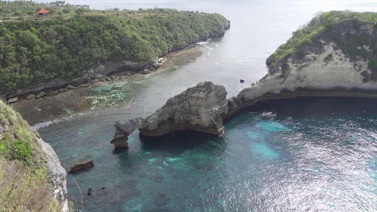 印度尼西亚巴厘岛努沙Penida -阿图海滩-清澈的蓝色海水与白色岩石悬崖-热门旅游目的地美丽的自然景观视频素材