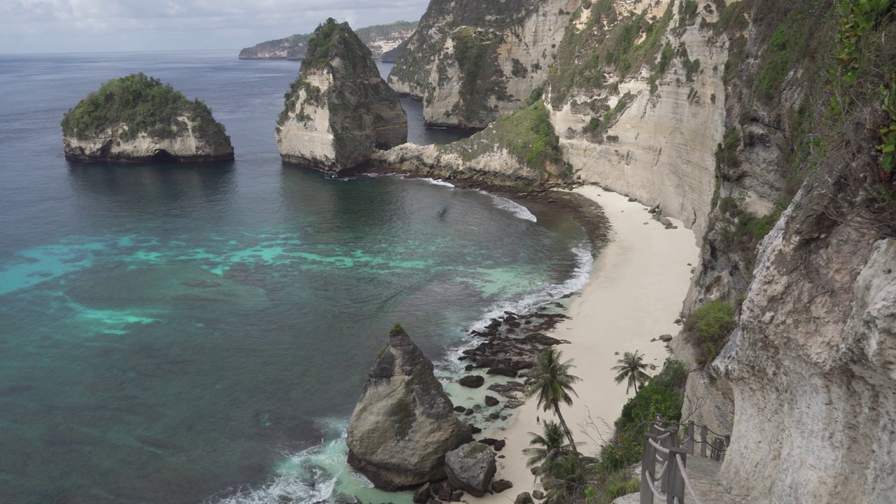 印度尼西亚巴厘岛-钻石海滩-清澈的蓝色海水与白色岩石悬崖-受欢迎的旅游目的地美丽的自然景观视频素材