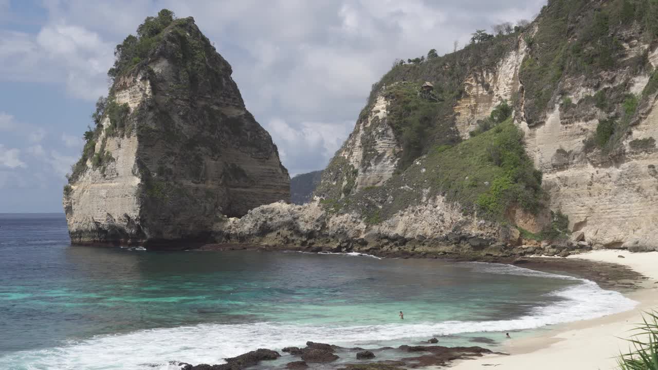 印度尼西亚巴厘岛-钻石海滩-清澈的蓝色海水与白色岩石悬崖-受欢迎的旅游目的地美丽的自然景观视频素材