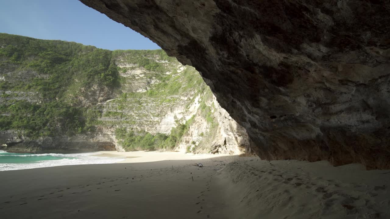 印度尼西亚巴厘岛努沙Penida -标志性的Kelingking霸王龙海滩天然洞穴-热门旅游目的地美丽的自然景观视频素材