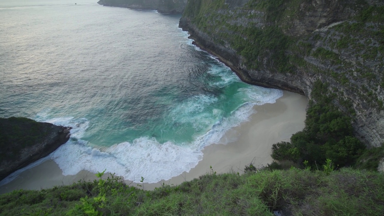 巴厘岛努沙Penida印度尼西亚-标志性的Kelingking霸王龙海滩-热门旅游目的地美丽的自然景观日落视频素材