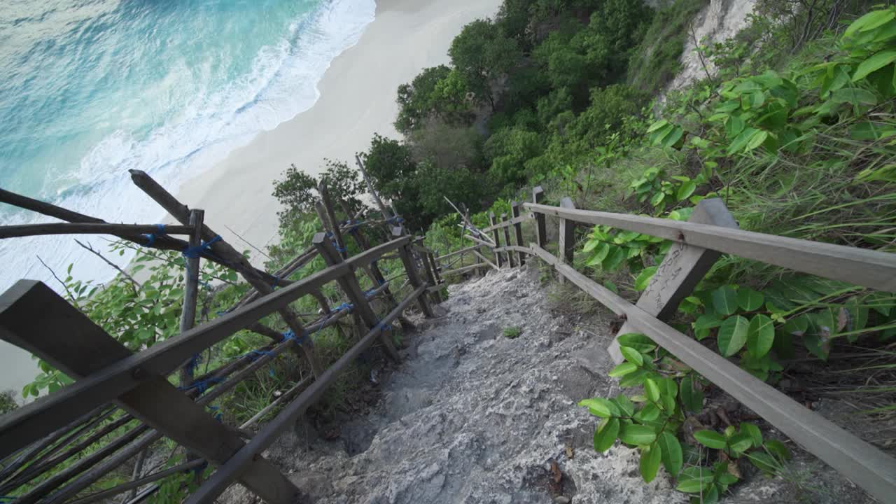 巴厘岛努沙Penida印度尼西亚-标志性的Kelingking霸王龙海滩-热门旅游目的地美丽的自然景观日落视频素材