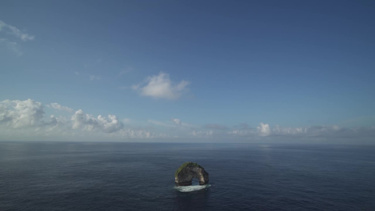 巴厘岛努沙Penida印度尼西亚-巴拿悬崖点看拱形岩石在海洋的中间视频素材