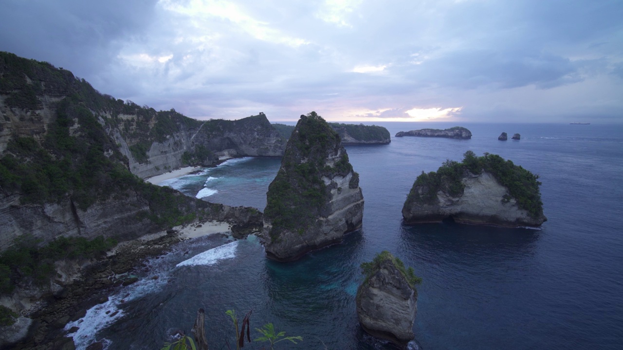 印度尼西亚巴厘岛努沙Penida -钻石海滩从千岛观景点日出水晶清澈的蓝色海水与白色岩石悬崖-热门旅游目的地美丽的自然景观视频素材