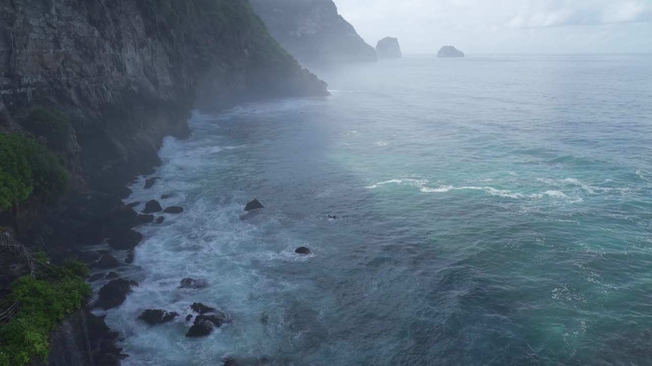 巴厘岛努沙Penida印度尼西亚-蓝色的水，山崖，巨大的海浪，强烈的潮汐击中岩石，危险而美丽的海洋视频素材