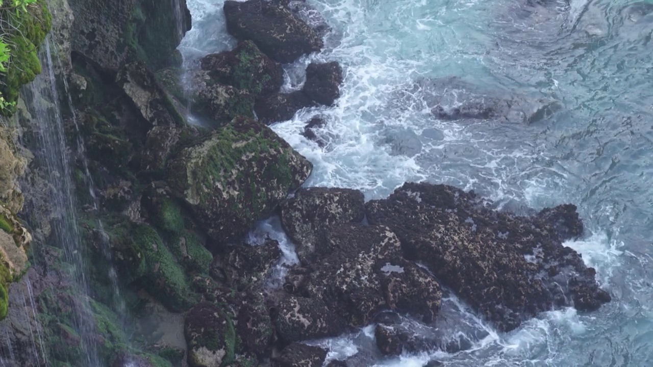 印度尼西亚巴厘岛努沙Penida -蓝色的水，巨大的海浪，强烈的潮汐击中岩石，危险而美丽的海洋在慢动作视频素材