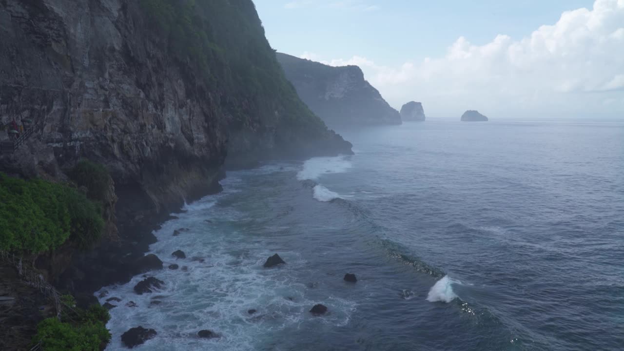 巴厘岛努沙Penida印度尼西亚-蓝色的水，山崖，巨大的海浪，强烈的潮汐击中岩石，危险而美丽的海洋视频素材