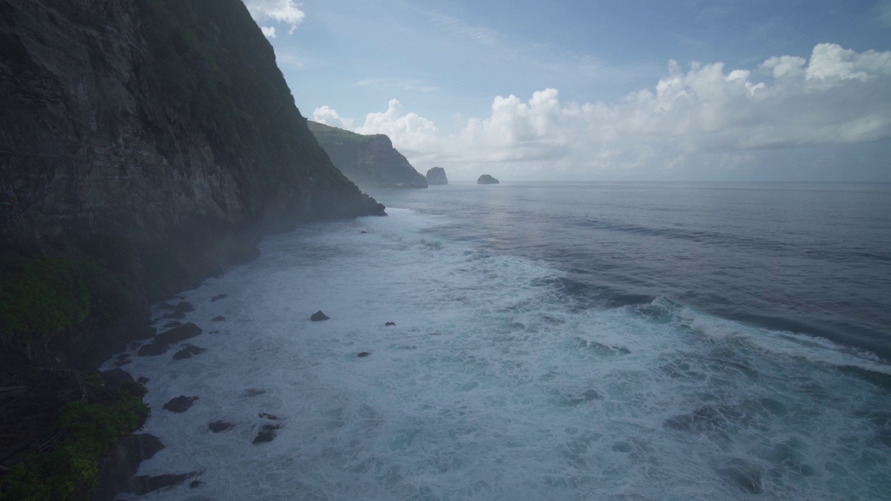 巴厘岛努沙Penida印度尼西亚-蓝色的水，山崖，巨大的海浪，强烈的潮汐击中岩石，危险而美丽的海洋视频素材