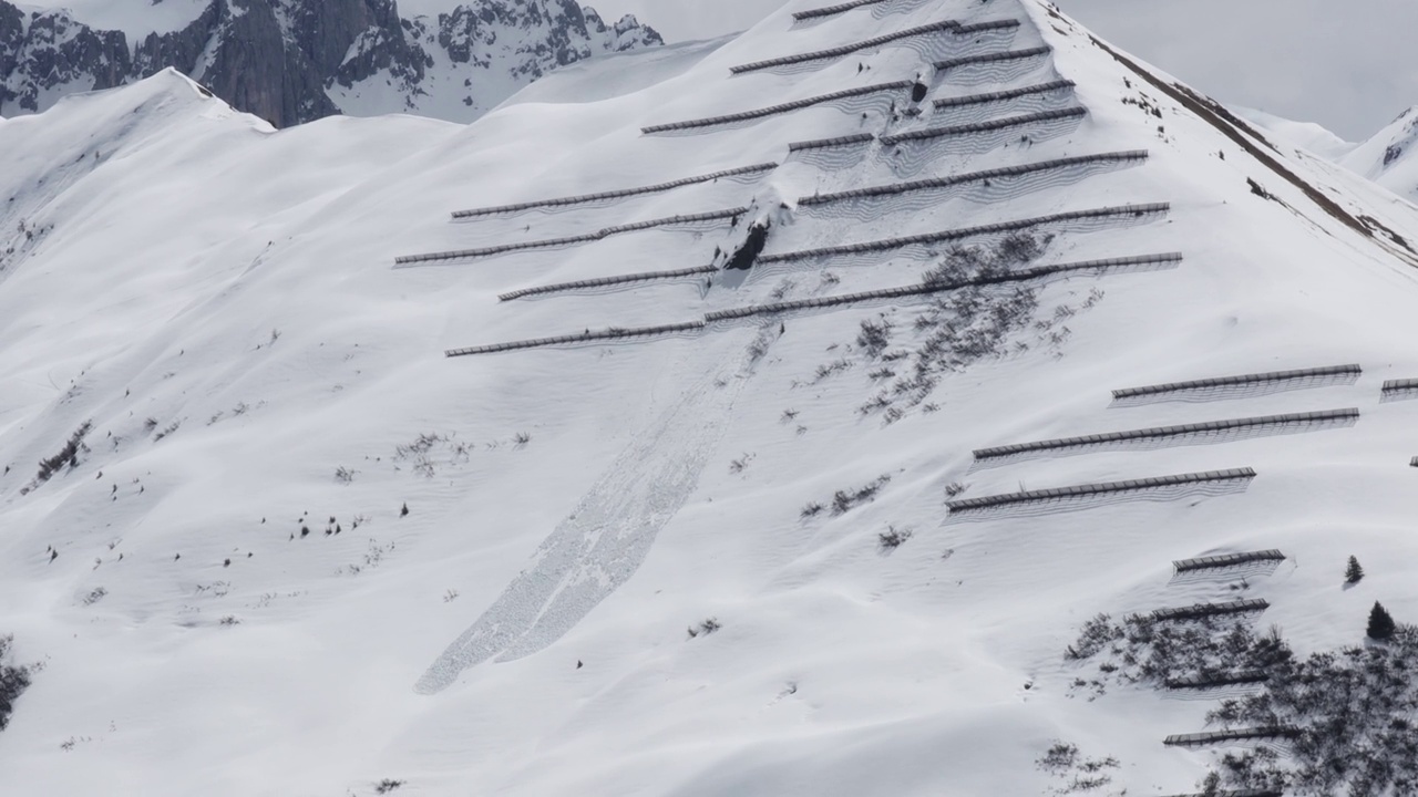 阿尔卑斯山的雪崩围栏4k 30fps视频视频素材