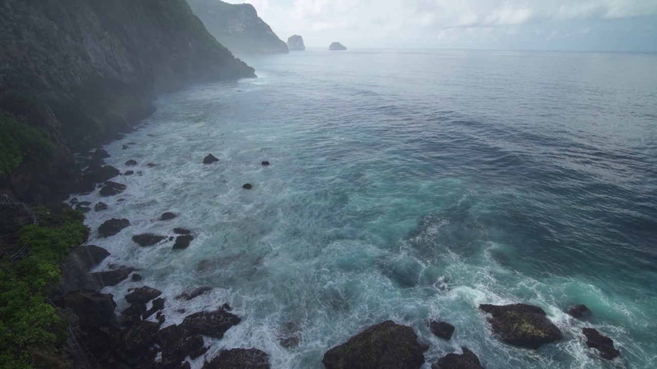 巴厘岛努沙Penida印度尼西亚-蓝色的水，山崖，巨大的海浪，强烈的潮汐击中岩石，危险而美丽的海洋视频素材