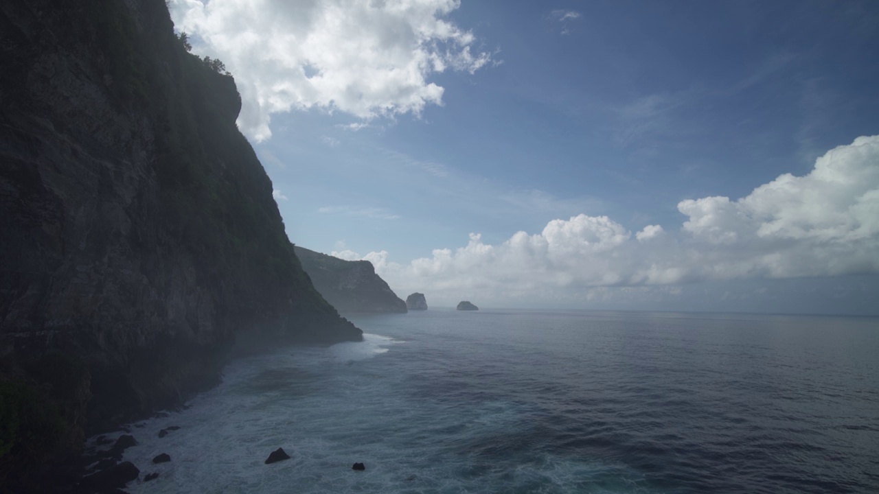 巴厘岛努沙Penida印度尼西亚-蓝色的水，山崖，巨大的海浪，强烈的潮汐击中岩石，危险而美丽的海洋视频素材