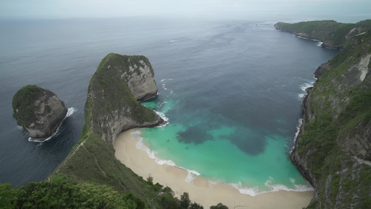 印度尼西亚巴厘岛努沙Penida -标志性的Kelingking霸王龙海滩-受欢迎的旅游目的地美丽的自然景观视频素材